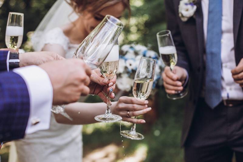 Op het kersverse bruidspaar! Hoeveel drankjes voorzie je voor je trouwfeest?